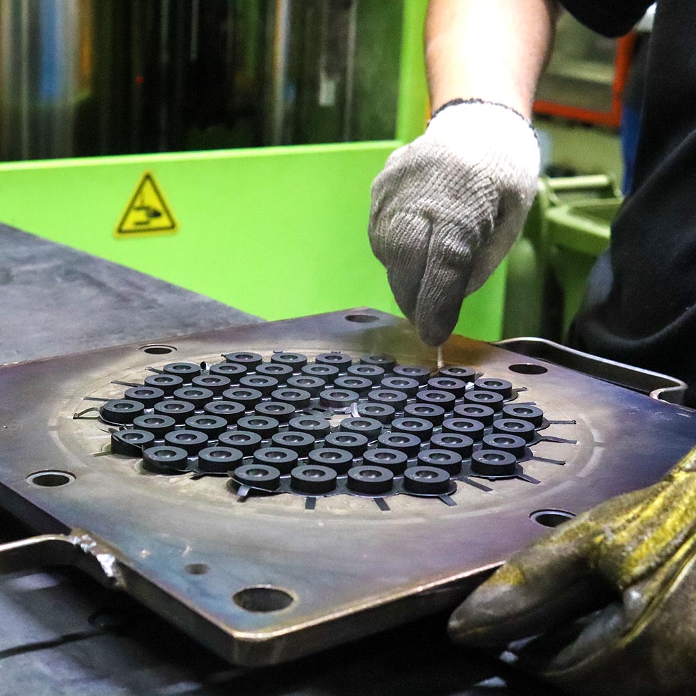 homem na fabricação artefatos de borracha